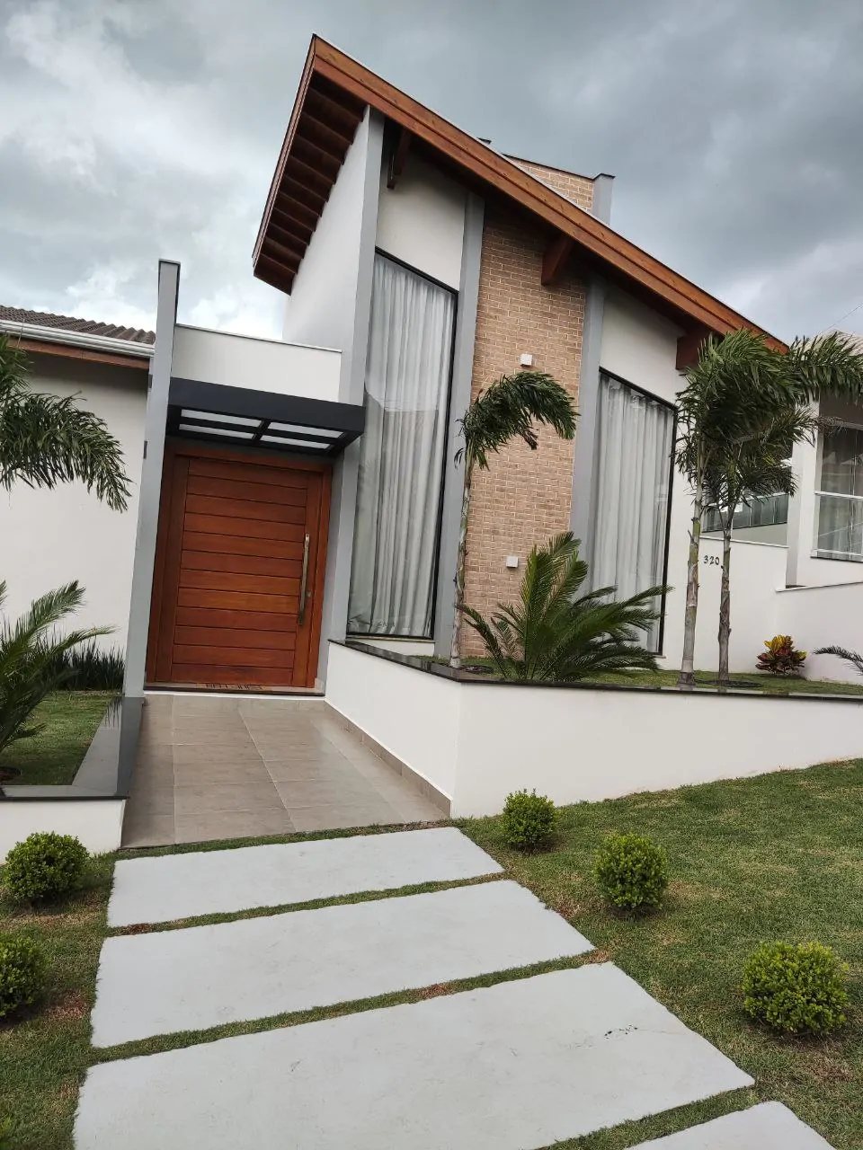 Porta pivotante com vidro e alumínio