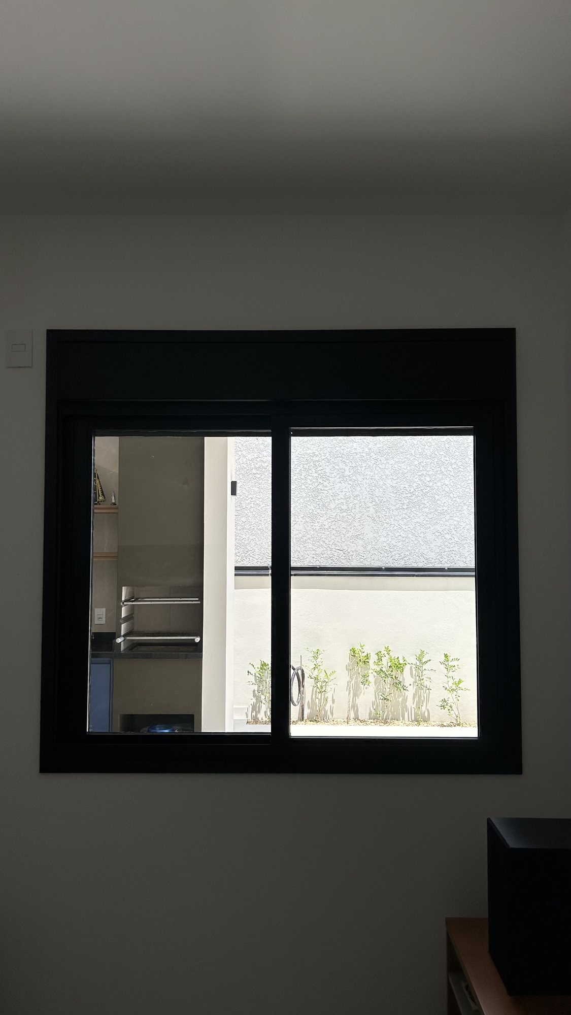 Janela de correr de alumínio preto de duas folhas em casa de alto padrão