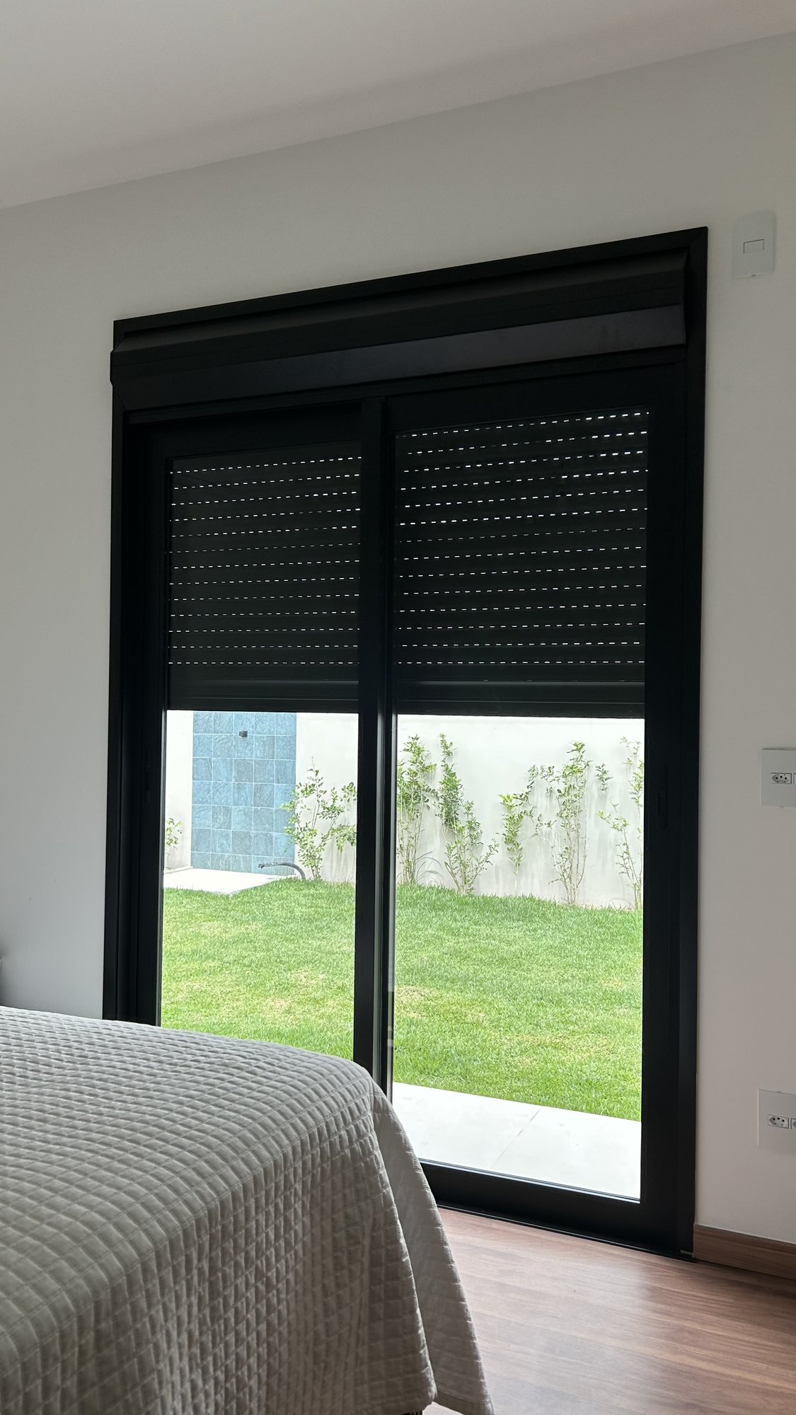 Porta de correr com persiana integrada blackout no quarto da casa em Bragança Paulista