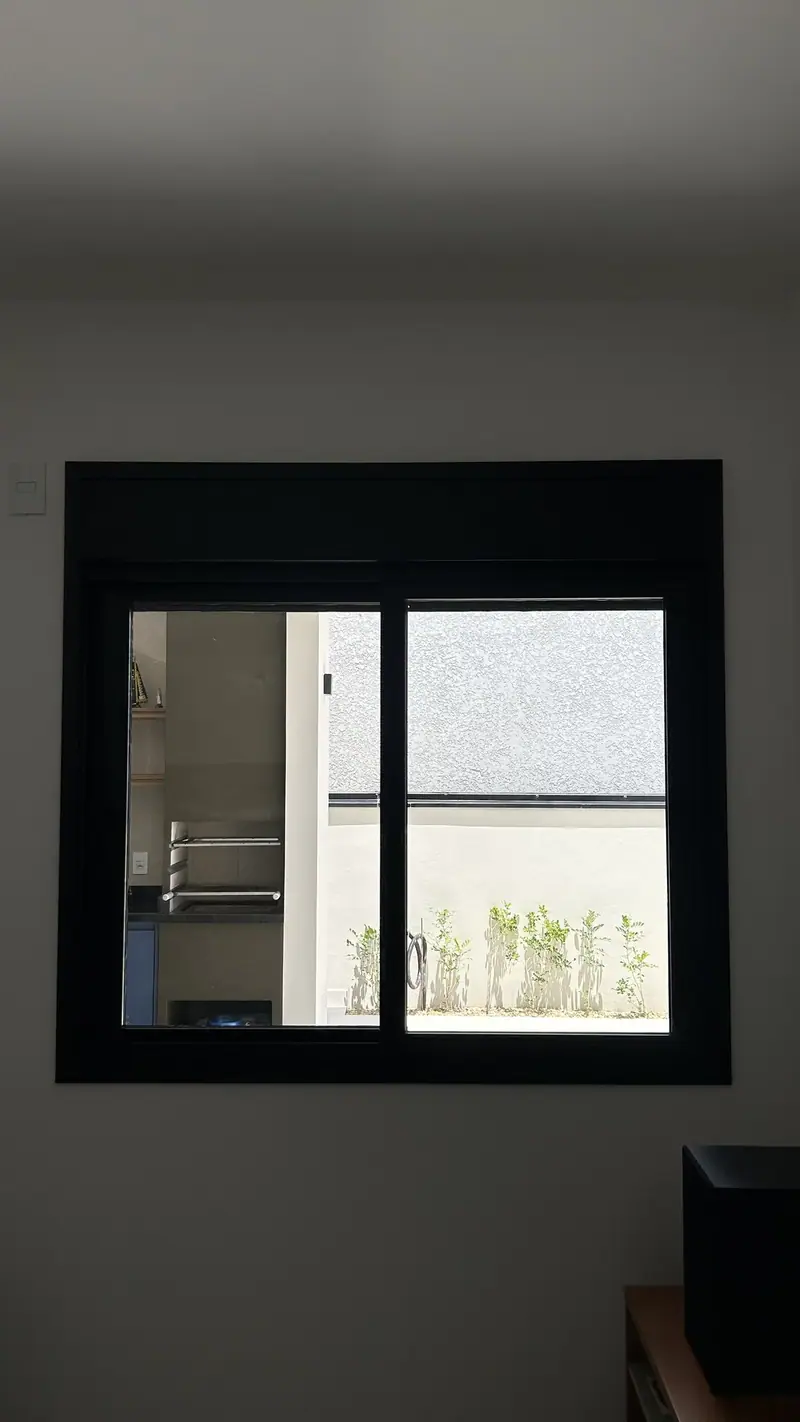 Janela de correr de alumínio preto de duas folhas em casa de alto padrão