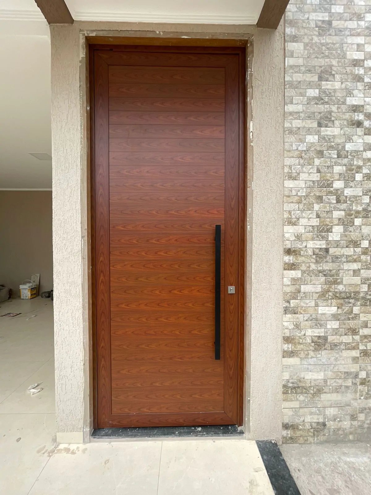 Porta pivotante com ripado de alumínio da Perffec