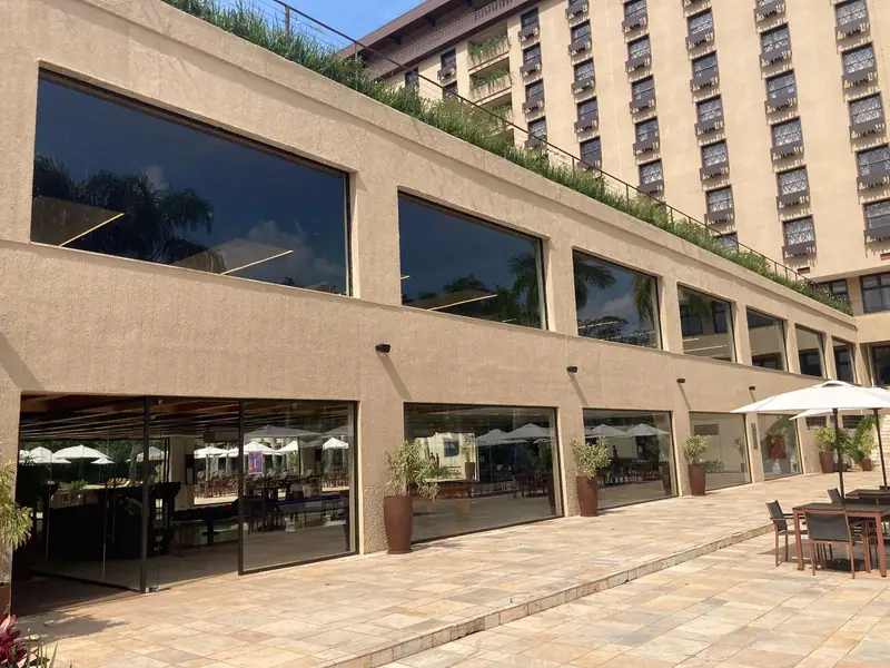 Fachada comercial com esquadrias de alumínio e vidros de grande vão