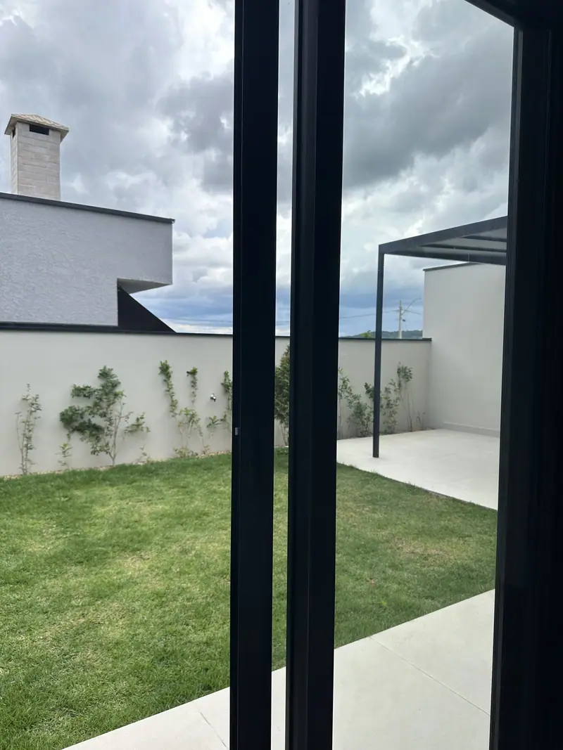 Pele de vidro com perfis pretos na área gourmet da casa em Bragança Paulista