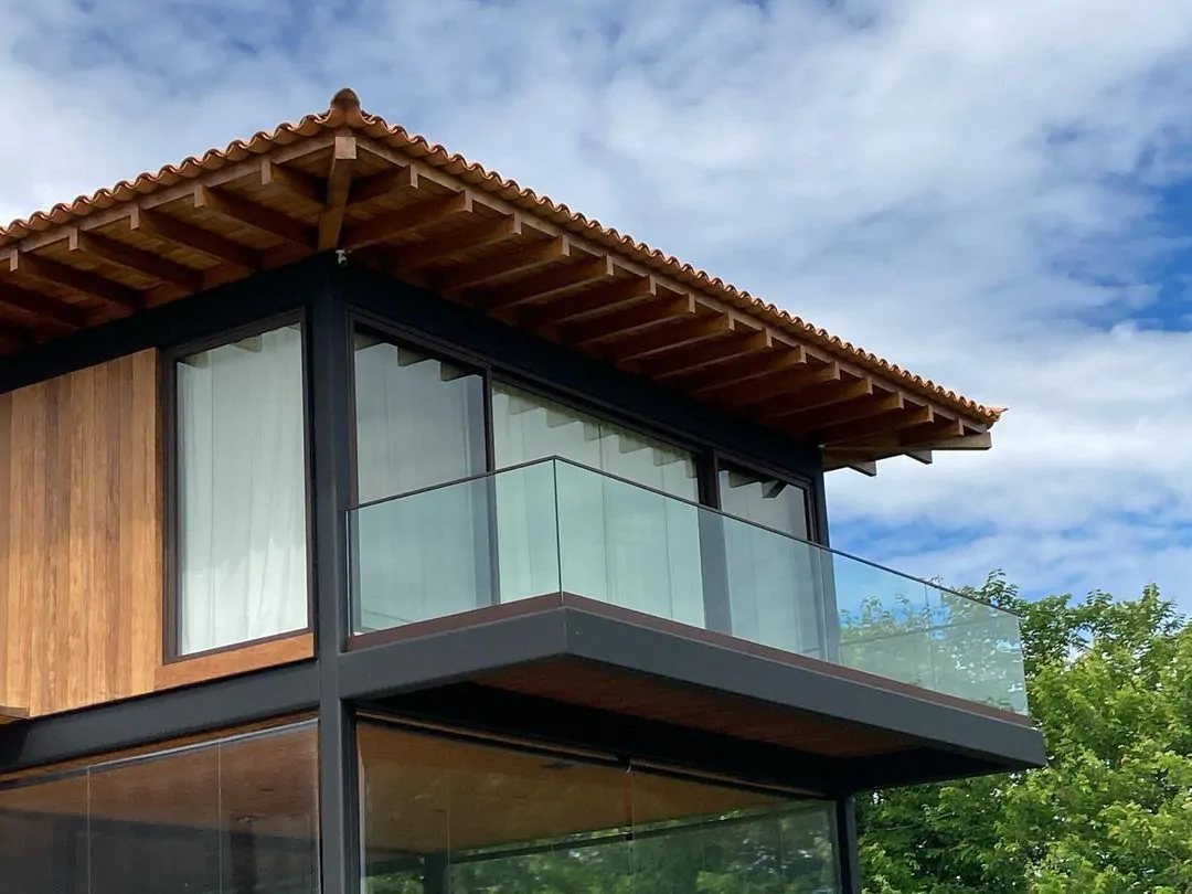 Detalhe da fixação do guarda-corpo de vidro
