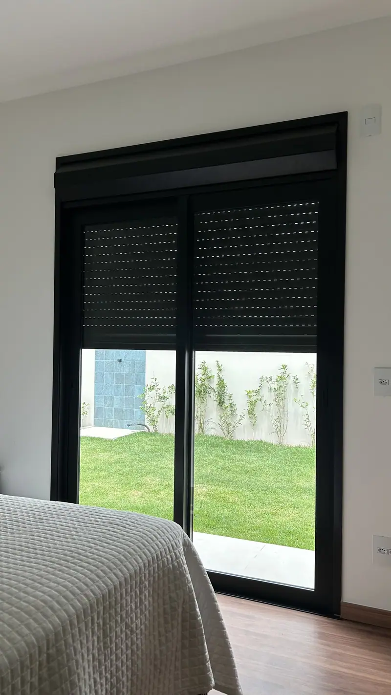 Porta de correr com persiana integrada blackout no quarto da casa em Bragança Paulista