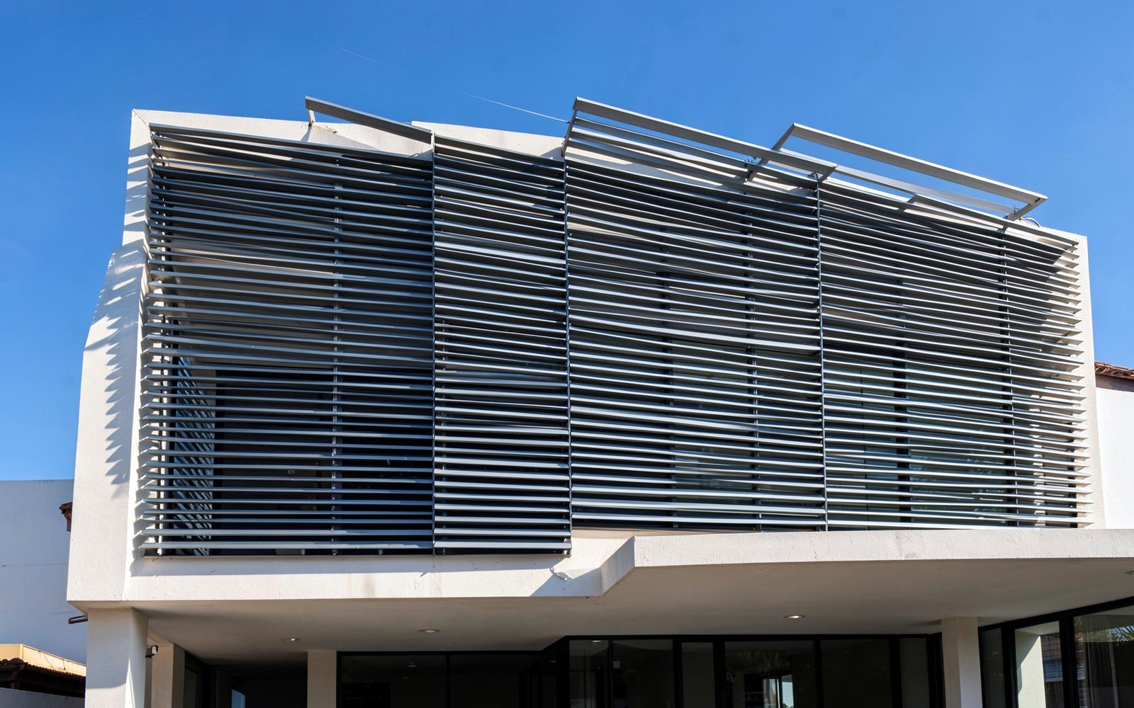 Brise soleil de alumínio em fachada de edifício contemporâneo