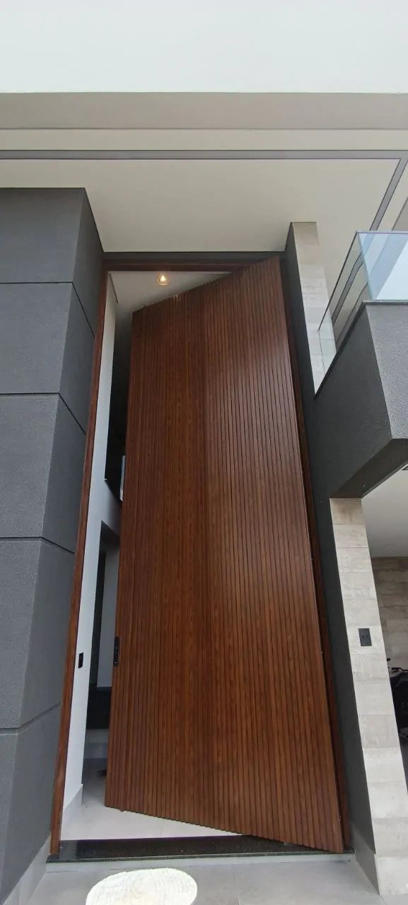 Porta pivotante com ripado de alumínio da Perffec