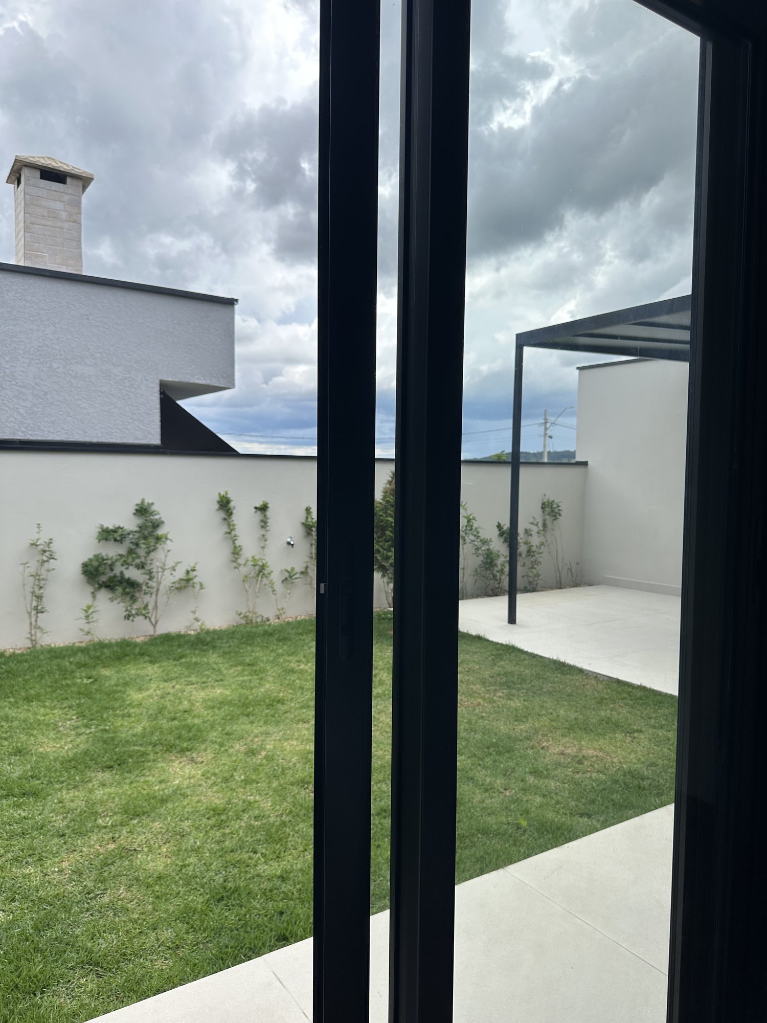 Pele de vidro com perfis pretos na área gourmet da casa em Bragança Paulista