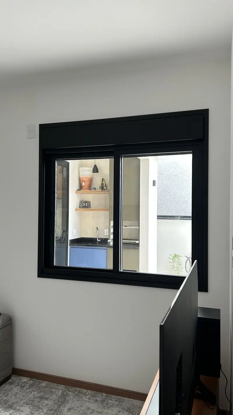Janela de correr de alumínio preto com vidro na cozinha da casa em Bragança Paulista