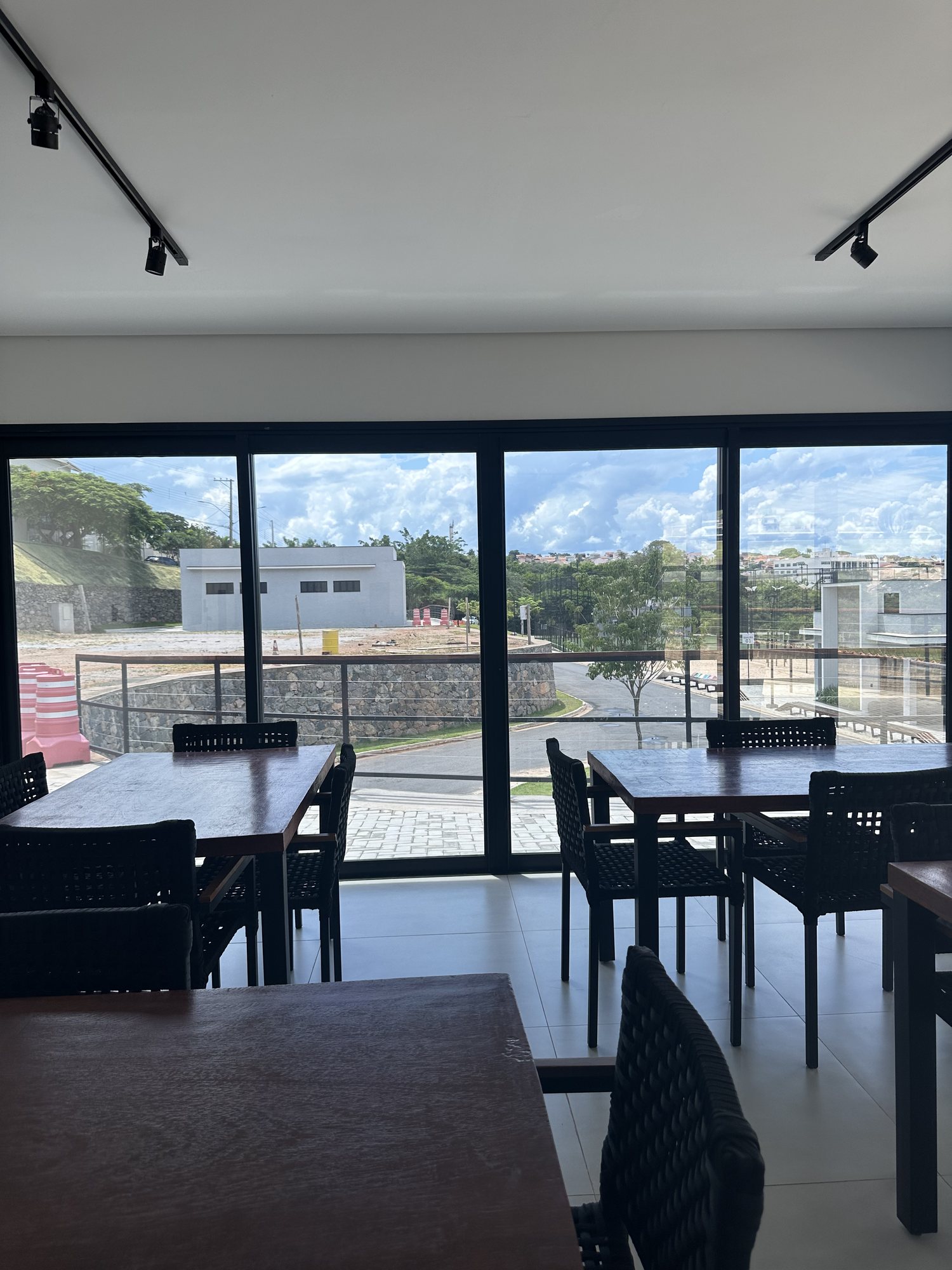 Portas de correr de vidro com vista para a serra na churrascaria em Bragança Paulista