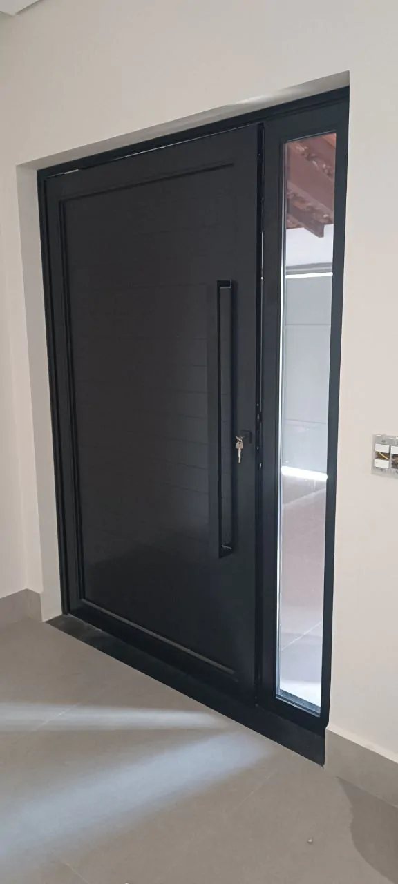 Porta pivotante ripada em alumínio