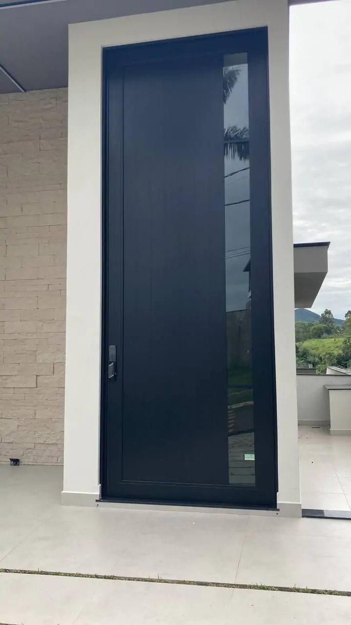 Detalhe do ripado de alumínio em porta pivotante