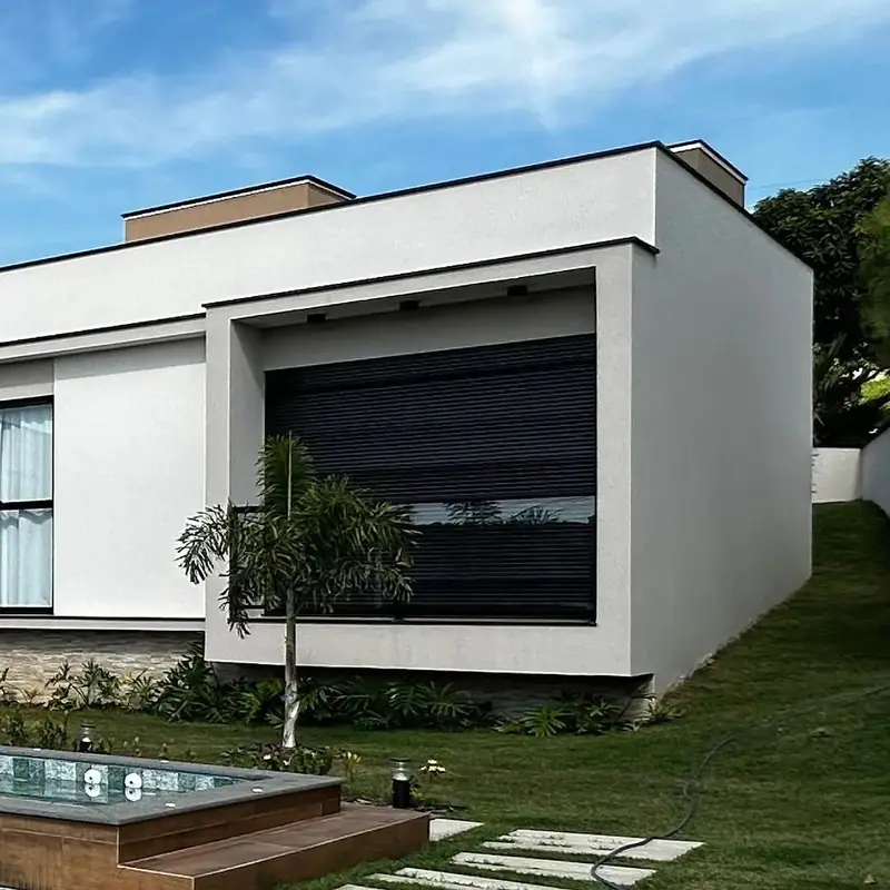Residência contemporânea com janelas de correr e persianas de alumínio