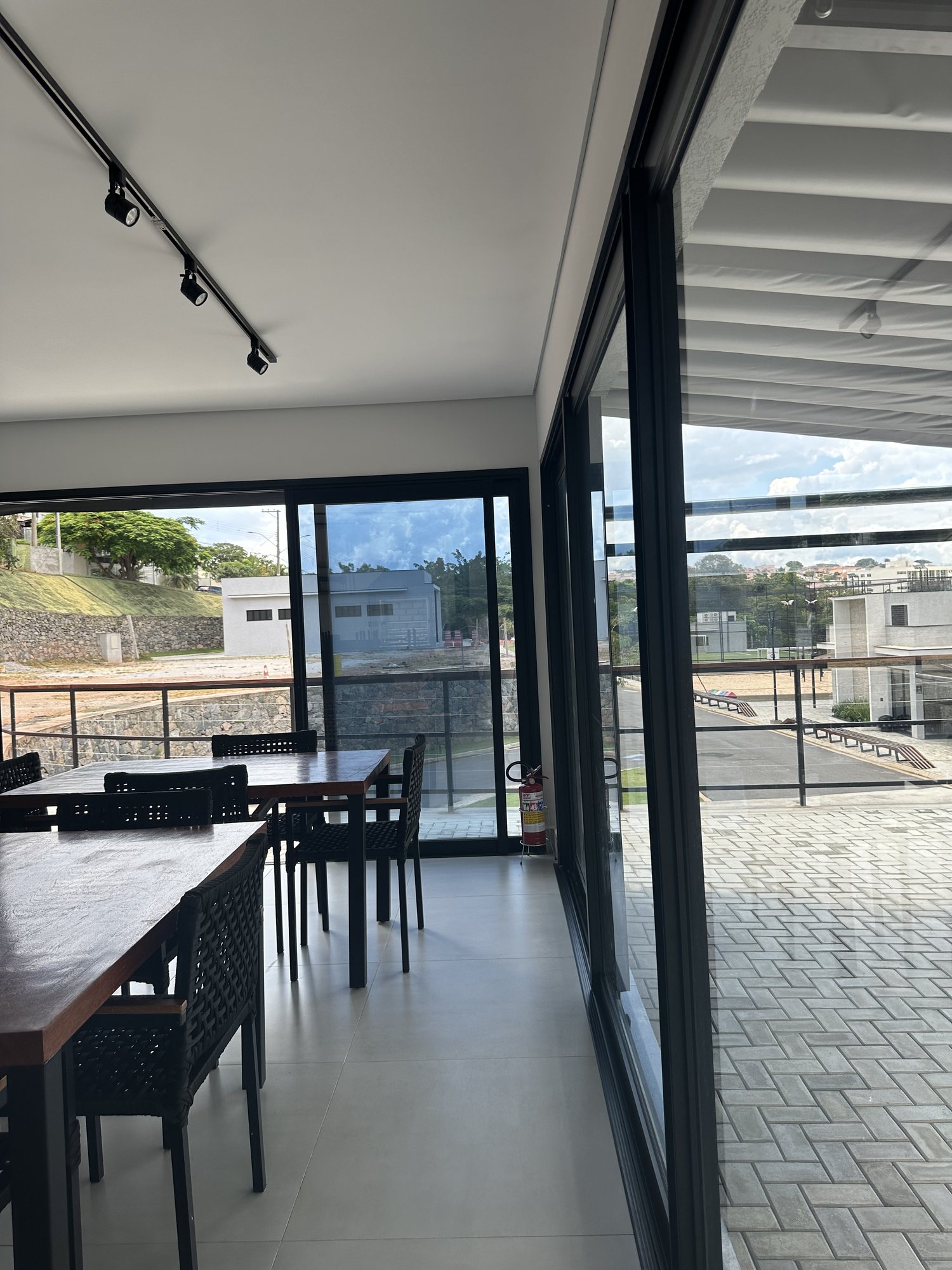 Porta de correr de alumínio preto com vidro no salão da churrascaria em Bragança Paulista