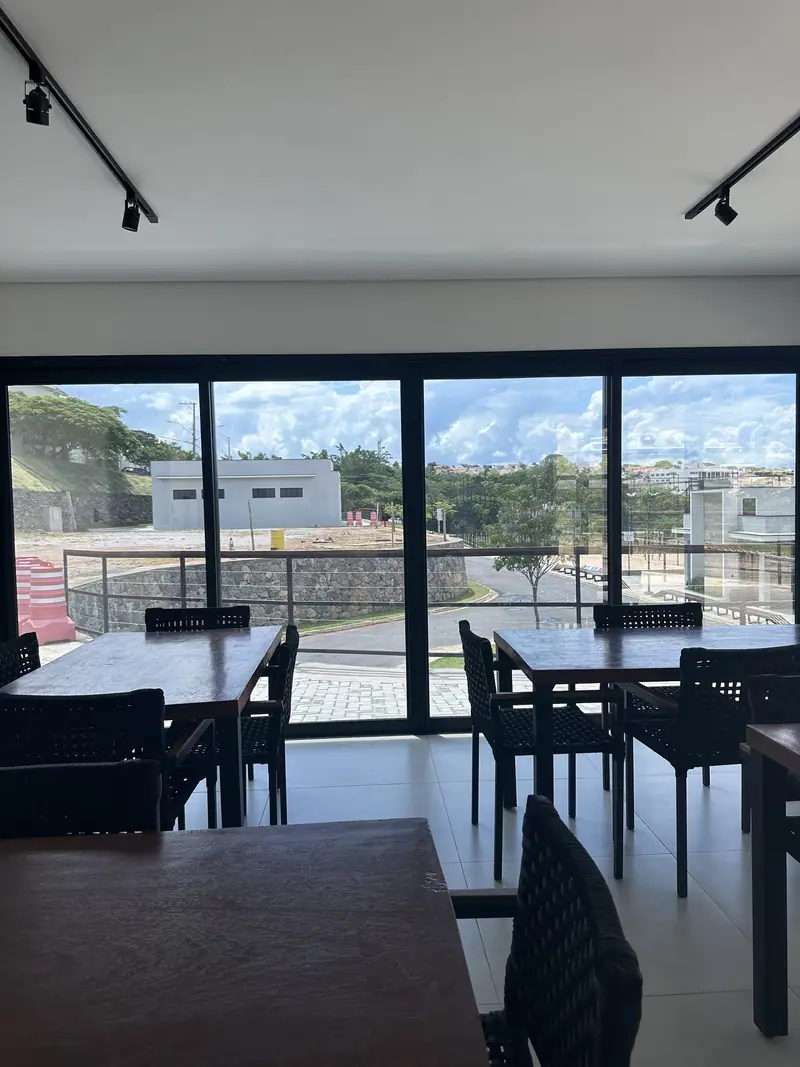 Portas de correr de vidro com vista para a serra na churrascaria em Bragança Paulista