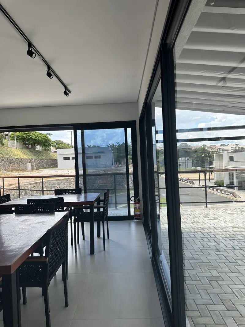 Porta de correr de alumínio preto com vidro no salão da churrascaria em Bragança Paulista