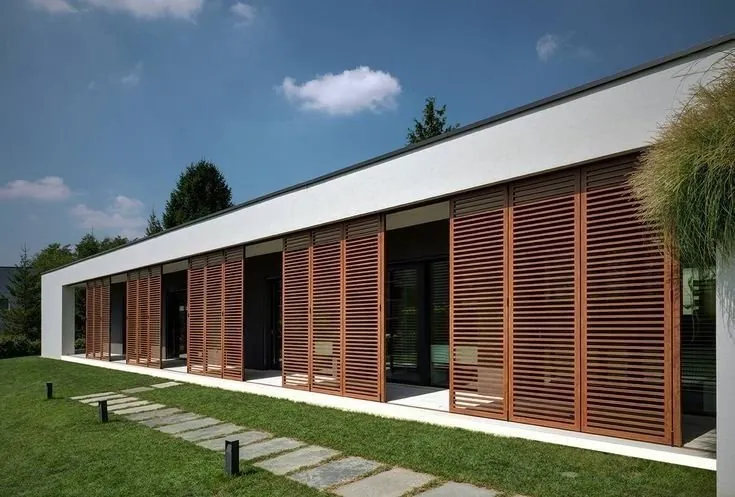 Brise de alumínio amadeirado em fachada residencial contemporânea