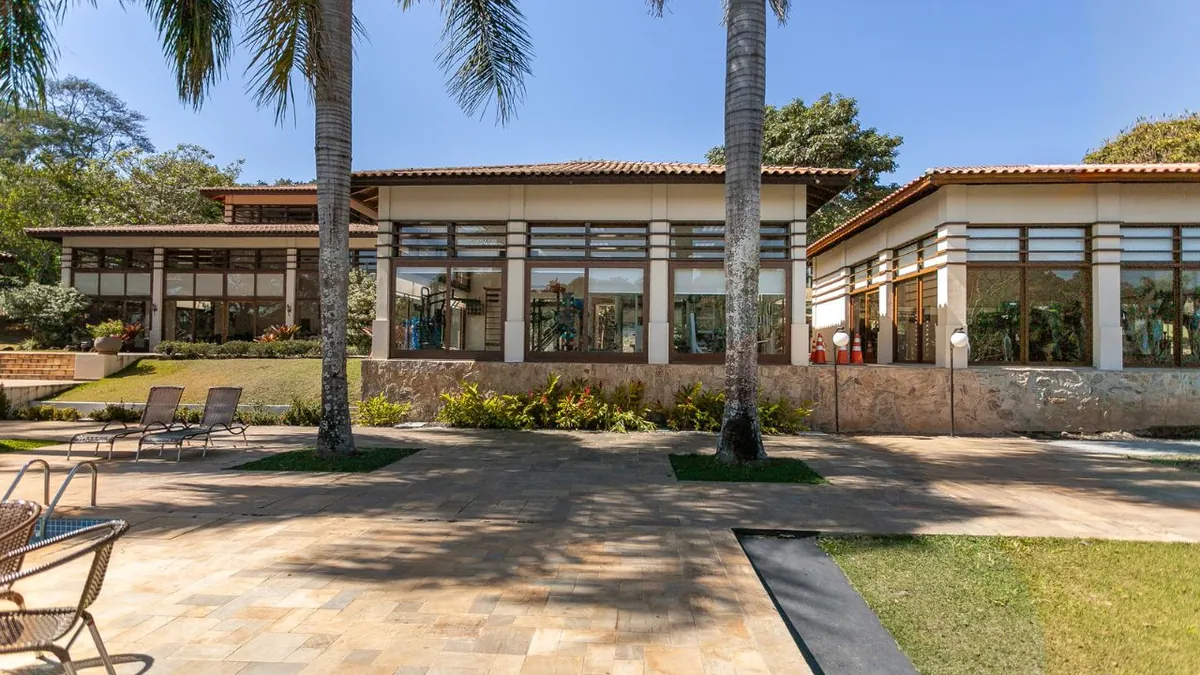 Fachada residencial com esquadrias horizontais