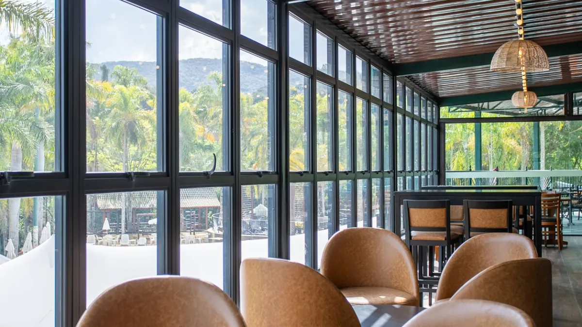 Ambiente comercial com grandes janelas de alumínio