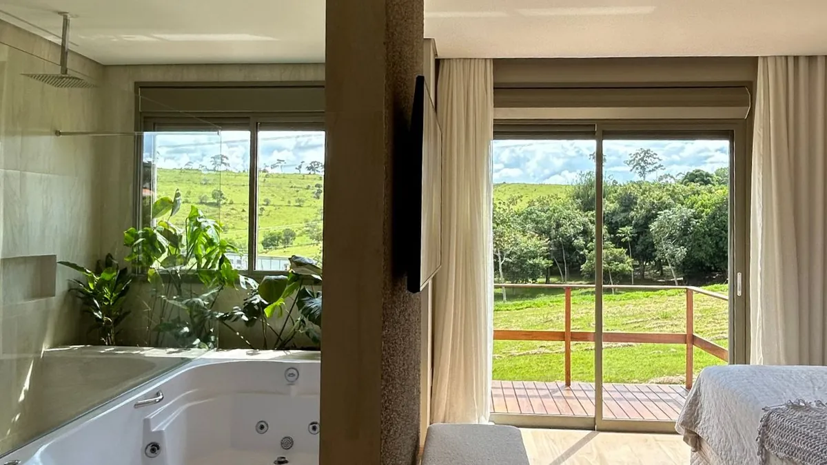Quarto com vista panorâmica através de esquadrias amplas
