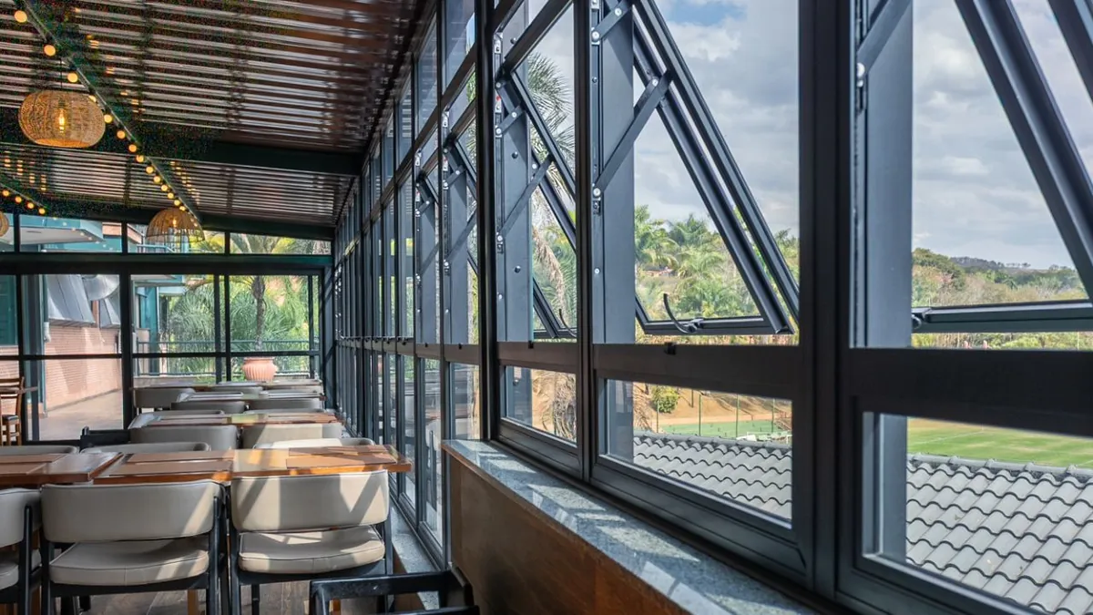 Restaurante com estrutura metálica e grandes janelas