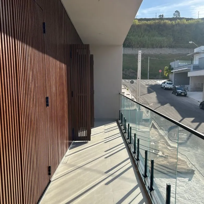 Painel ripado de alumínio em corredor lateral com iluminação natural