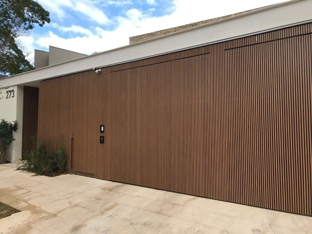 Painel ripado de alumínio no fechamento de garagem de residência moderna