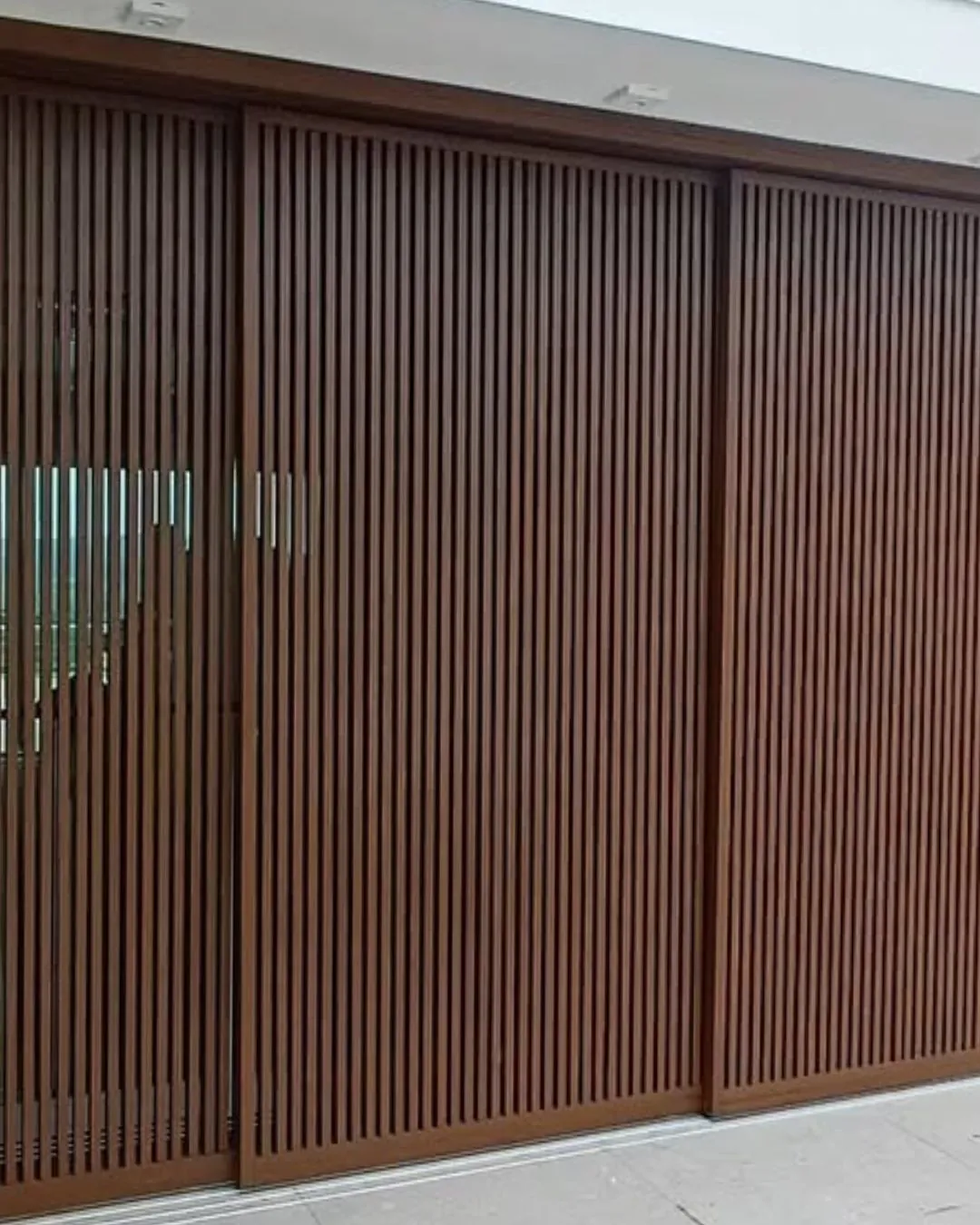 Brise em alumínio com acabamento amadeirado em edifício contemporâneo