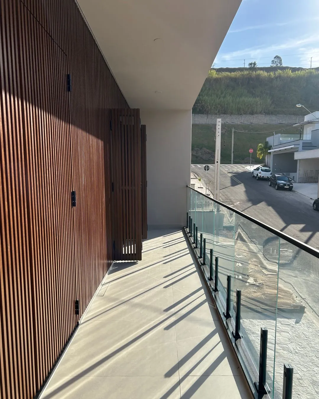 Ripado em alumínio de alta qualidade instalado em fachada moderna
