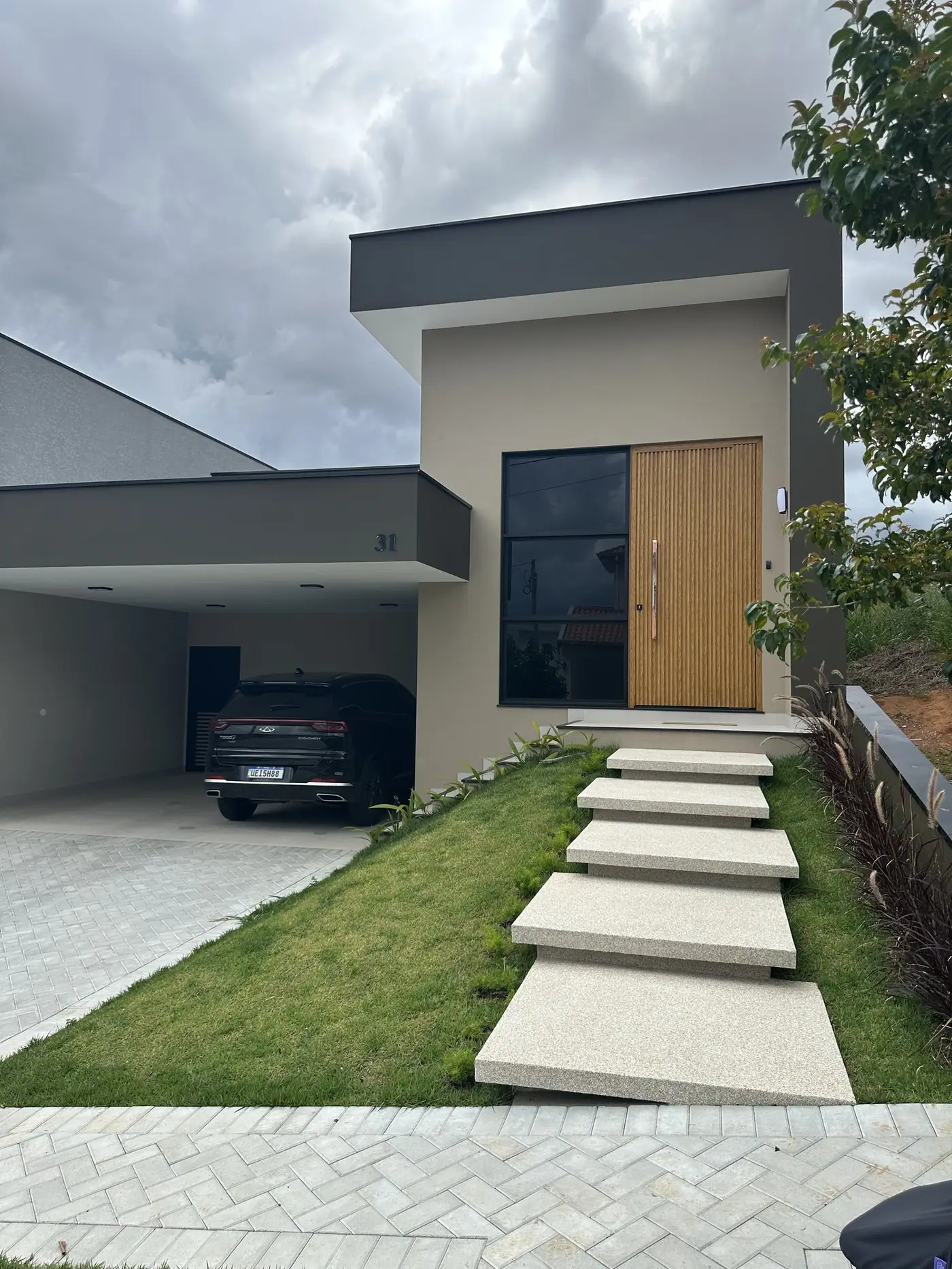 Fachada residencial em Bragança Paulista com esquadrias de alumínio