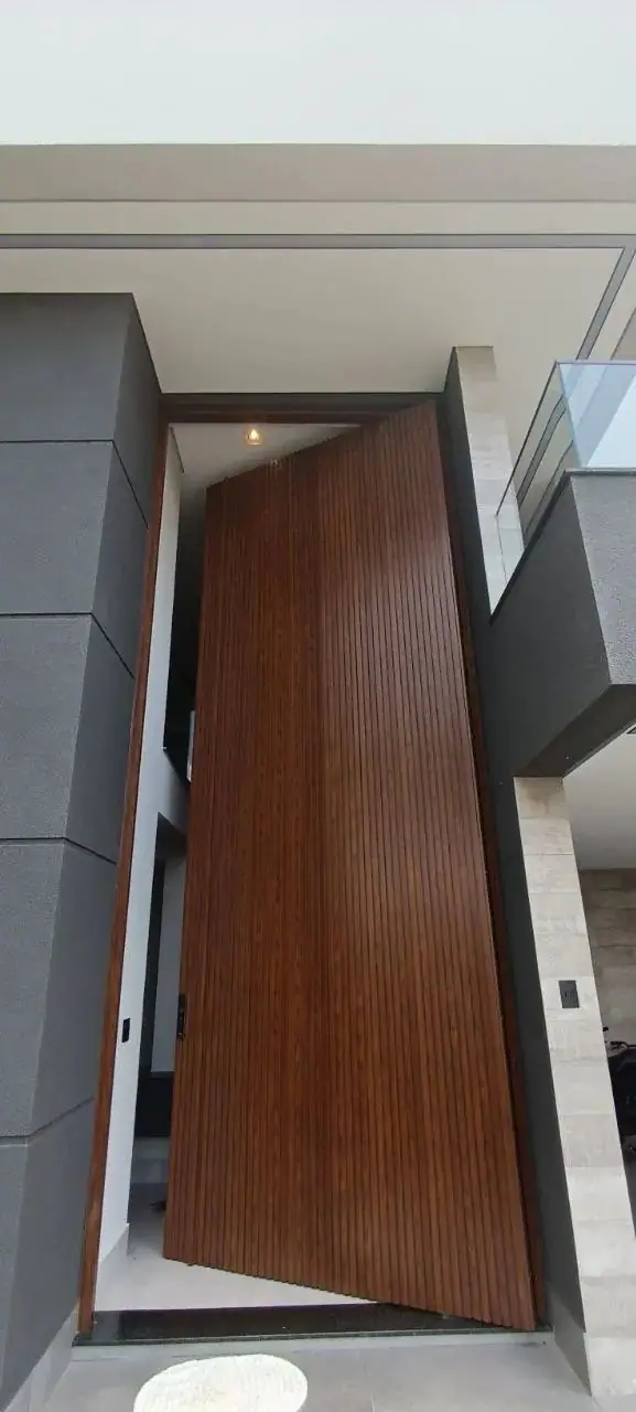 Porta pivotante ripada aberta mostrando o acabamento